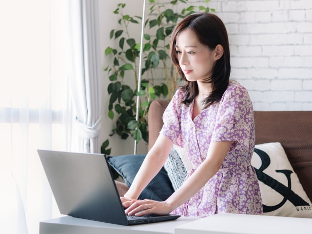 オンラインレッスンを受ける女性